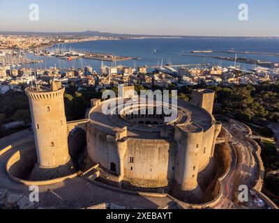 Castello Bellver e la città di Palma sullo sfondo Foto Stock