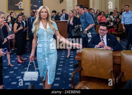 Washington, Stati Uniti. 26 giugno 2024. Paris Hilton, Lived-Experience Advocate and CEO, 11:11 Media, arriva per un House Committee on Ways and Means Hearing “Strengening Child Welfare and Protecting Americas Children” nel Longworth House Office Building a Washington, DC, USA, mercoledì 26 giugno, 2024. foto di Rod Lamkey/CNP/ABACAPRESS. COM credito: Abaca Press/Alamy Live News Foto Stock