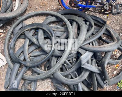 Klaten, Indonesia - 17 maggio 2024, mercato delle pulci a Jatinom, Indonesia, che vende vari oggetti usati, da pneumatici usati, pneumatici per biciclette a vestiti, usato piccante Foto Stock