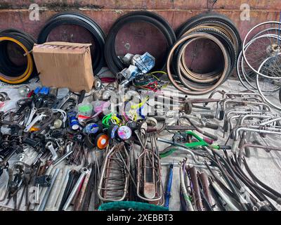 Klaten, Indonesia - 17 maggio 2024, mercato delle pulci a Jatinom, Indonesia, che vende vari oggetti usati, da pneumatici usati, pneumatici per biciclette a vestiti, usato piccante Foto Stock