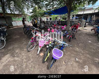 Klaten, Indonesia - 17 maggio 2024, mercato delle pulci a Jatinom, Indonesia, che vende vari oggetti usati, da pneumatici usati, pneumatici per biciclette a vestiti, usato piccante Foto Stock