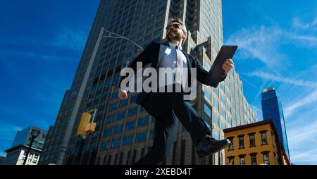 Uomo d'affari che salta per strada. Avanti salto e passi. Concetto di ambizioni aziendali. Strategia di successo aziendale. Sviluppo della crescita creativa Foto Stock