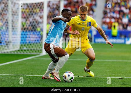 Stoccarda, Germania. 26 giugno 2024. Jeremy Doku (L) del Belgio e Volodymyr Brazhko (R) dell'Ucraina visti in azione durante la partita di UEFA Euro 2024 tra Ucraina e Belgio alla MHPArena. Punteggio finale; Ucraina 0:0 Belgio. (Foto di Maciej Rogowski/SOPA Images/Sipa USA) credito: SIPA USA/Alamy Live News Foto Stock