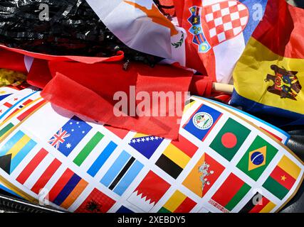 Berlino, Germania. 26 giugno 2024. I membri della SPD mostrano il loro sostegno alla nuova legge sulla cittadinanza durante una sessione fotografica alla porta di Brandeburgo. La legge per modernizzare la legge sulla cittadinanza entra in vigore il 27 giugno 2024. Crediti: Jens Kalaene/dpa/Alamy Live News Foto Stock