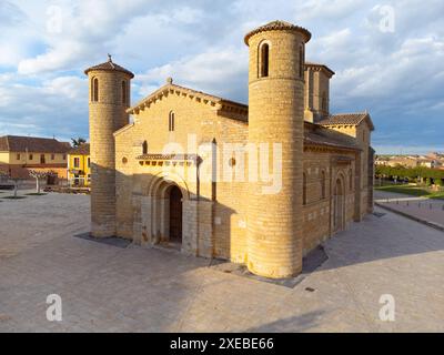 Vista aerea della famosa chiesa romanica di San Martin de Tours a Fromista, Palencia, Spagna. Foto Stock