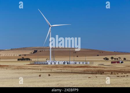 Hornsdale Power Reserve, sede del primo sistema di immagazzinamento delle batterie Big Battery (BESS) Tesla al mondo quando è stata installata per la prima volta, lungo un parco eolico su larga scala Foto Stock