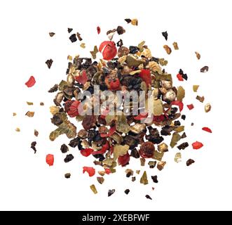 Cumulo di mais macinato isolato su sfondo bianco, vista dall'alto Foto Stock