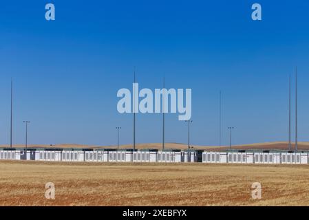 Hornsdale Power Reserve, sede del primo sistema di immagazzinamento delle batterie Big Battery (BESS) Tesla al mondo quando è stata installata per la prima volta, lungo un parco eolico su larga scala Foto Stock