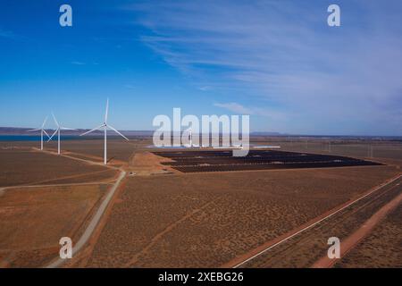 Antenna del Port Augusta Renewable Energy Park con una miscela di pannelli solari e turbine eoliche Port Augusta South Australia Foto Stock