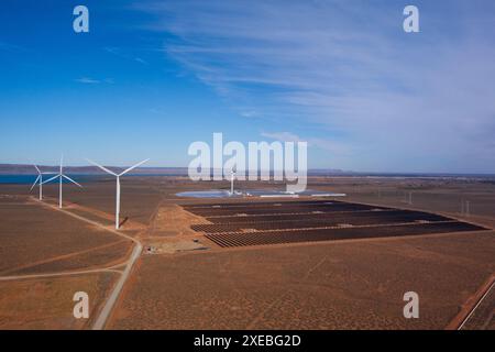 Antenna del Port Augusta Renewable Energy Park con una miscela di pannelli solari e turbine eoliche Port Augusta South Australia Foto Stock