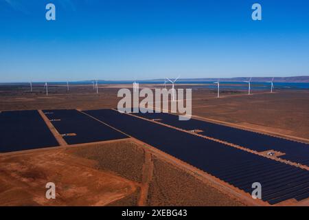 Antenna del Port Augusta Renewable Energy Park con una miscela di pannelli solari e turbine eoliche Port Augusta South Australia Foto Stock