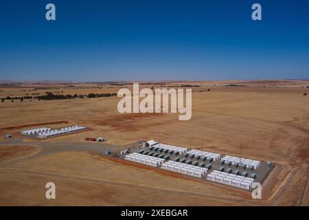 Antenna della prima grande batteria Tesla Big Battery BESS al mondo presso la Hornsdale Power Reserve vicino a Jamestown, Australia meridionale Foto Stock