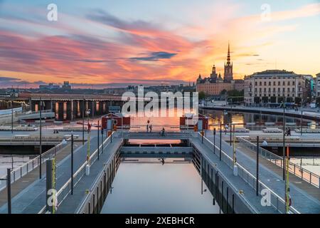 Il Vattentorget, di recente apertura, con le chiuse del canale, collega Slussen a Gamla Stan (città vecchia) Stoccolma. Sera estiva, luci arancioni, Foto Stock