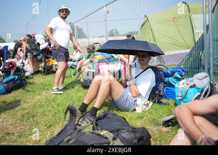 Foto datata 26/06/24 dei festaioli durante il Glastonbury Festival presso la Worthy Farm nel Somerset. Migliaia di fan che arrivano al Glastonbury Festival giovedì possono aspettarsi una pioggia, ma i timori di un'ondata di caldo o di un'onda di caldo rovente sembrano essere stati placati. Data di pubblicazione: Giovedì 27 giugno 2024. Foto Stock