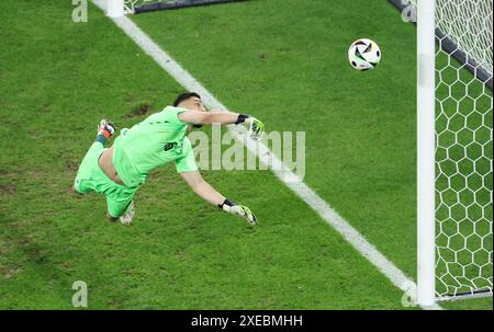 Gelsenkirchen. 26 giugno 2024. Il portiere georgiano Giorgi Mamardashvili salva durante la partita UEFA Euro 2024 di gruppo F tra Portogallo e Georgia a Gelsenkirchen, Germania, il 26 giugno 2024. Crediti: Bai Xuefei/Xinhua/Alamy Live News Foto Stock