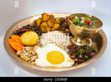 Newari Khaja Set tipico Thali nepalese con fiocchi di riso, Choyila, uova, ceci, Tama, zuppa di bambù, pranzo Aalu Sadheko Foto Stock