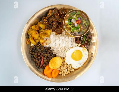 Newari Khaja Set tipico Thali nepalese con fiocchi di riso, Choyila, uova, ceci, Tama, zuppa di bambù, pranzo Aalu Sadheko Foto Stock