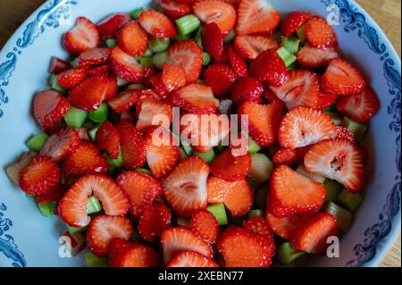 Forma a torta con frammenti di fragole e rabarbaro Foto Stock