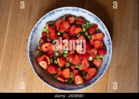 Forma a torta con frammenti di fragole e rabarbaro Foto Stock