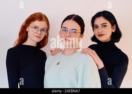 Sisters United: A Portrait of Family Love and Bonding on White background Foto Stock