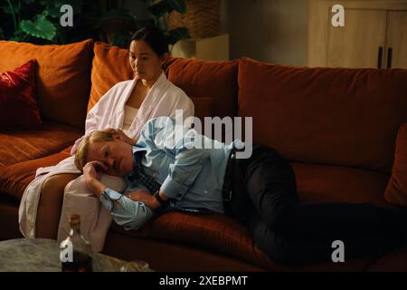 Film non fatto ancora da tipi di gentilezza. Nella foto: Hong Chau e Jesse Plemons. Guarda la funzione PA SHOWBIZ Film Reviews. ATTENZIONE: Questa immagine deve essere utilizzata solo per accompagnare le revisioni dei film di SHOWBIZ della funzione PA. Foto Stock