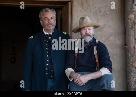 Film non ancora realizzato da Horizon: An American Saga - Chapter One. Nella foto: Danny Huston nel ruolo del colonnello Albert Houghton e Michael Rooker nel ruolo del sergente maggiore Thomas Riordan. Guarda la funzione PA SHOWBIZ Film Reviews. ATTENZIONE: Questa immagine deve essere utilizzata solo per accompagnare le revisioni dei film di SHOWBIZ della funzione PA. Foto Stock