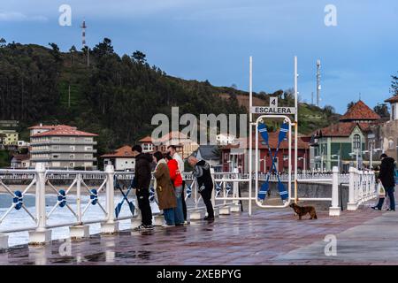 Ribadesella, Spagna - 27 marzo 2024: Panoramica di Ribadesella. Vista della città turistica e della spiaggia di Ribadesella nelle Asturie Foto Stock