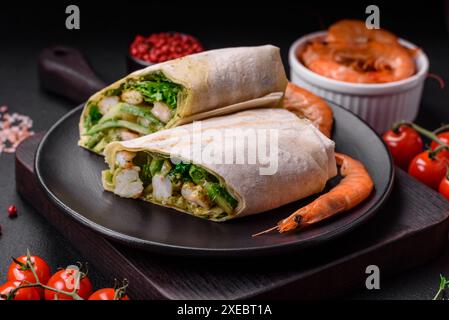 Delizioso involtino fresco con gamberetti, pomodori, lattuga e cetrioli nel pane pita Foto Stock