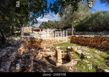 Talaiot e le camere semi-indipendenti dell'era talaiotica (età del ferro). Sito archeologico Hospitalet Vell Foto Stock