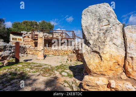 Talaiot e le camere semi-indipendenti dell'era talaiotica (età del ferro). Sito archeologico Hospitalet Vell Foto Stock