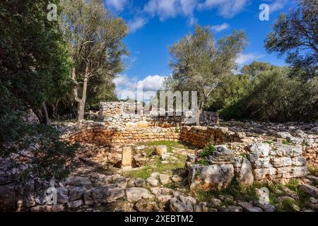 Talaiot e le camere semi-indipendenti dell'era talaiotica (età del ferro). Sito archeologico Hospitalet Vell Foto Stock