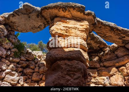 Talaiot dell'era talaiotica (età del ferro). Sito archeologico Hospitalet Vell Foto Stock