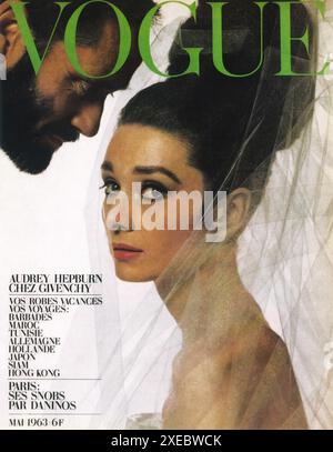 1963 maggio Vogue Paris cover Audrey Hepburn e Mel Ferrer Foto Stock