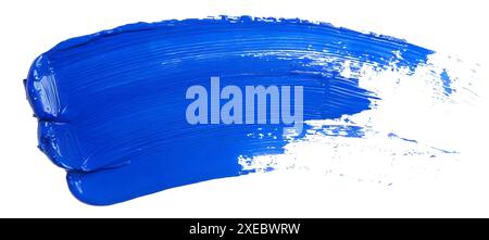 Pennello blu isolato su sfondo bianco. Sfondo artistico astratto. Foto Stock