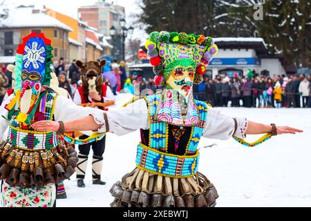 Razlog, Bulgaria - 14 Gennaio 2017: la gente in tradizionale carnevale kuker costumi con campane a festa Kukeri Starchevata Foto Stock