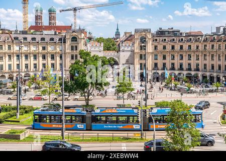 Überblick über Stachus und Altstadt bei bestem Sommerwetter, Blick vom Koenigshof, München, Juni 2024 Deutschland, München, Juni 2024, Stachus im Sommer, Panoramablick vom neuen Hotel Koenigshof auf die Altstadt, blauer Himmel über München, tram fährt vorbei, Bayern **** Panoramica di Stachus e della città vecchia nelle migliori condizioni estive, vista da Koenigshof, Monaco di Baviera, giugno 2024 Germania, Monaco di Baviera, giugno 2024, Stachus in estate, vista panoramica della città Vecchia dal nuovo Hotel Koenigshof, cielo azzurro su Monaco, passaggio in tram, Baviera Foto Stock