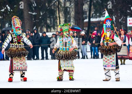 Razlog, Bulgaria - 14 Gennaio 2017: la gente in tradizionale carnevale costumi kuker al festival Kukeri Starchevata Foto Stock