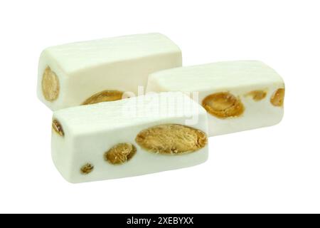 Torrone bianco con mandorle isolate su sfondo bianco Foto Stock