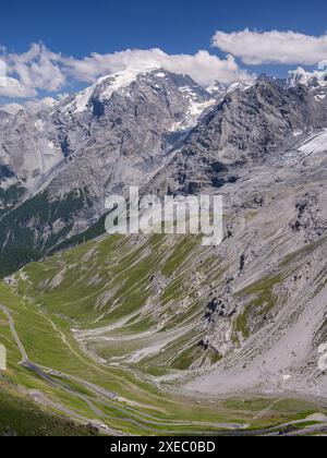 Alcuni tornanti in prossimità della parte superiore della rampa orientale del Passo dello Stelvio (Southy Alto Adige, Italia) in una giornata di sole in estate Foto Stock