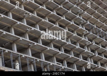 Un grande edificio ad appartamenti a piu' piani e' in costruzione Foto Stock