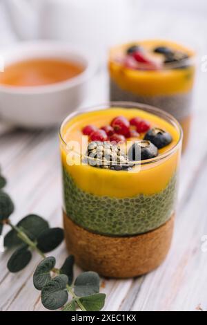 Budino di chia alla curcuma di mango con frutti di bosco Foto Stock