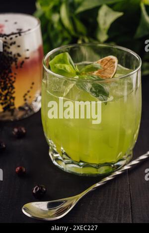 Cocktail alcolico al basilico con basilico verde Foto Stock