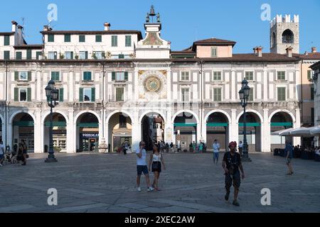 Torre dell'Orologio rinascimentale di Ludovico Beretta del XVI secolo su Piazza della Loggia e Torre del popolo romanica Foto Stock