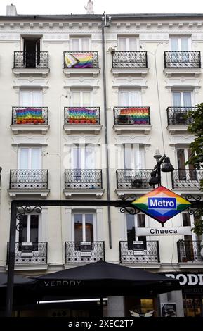 Madrid, Madrid, SPAGNA. 26 giugno 2024. Il famoso quartiere di Chueca a Madrid si prepara a celebrare il LGBT Pride 2024. Le bandiere LGBT sui balconi decorano già questo quartiere (Credit Image: © Richard Zubelzu/ZUMA Press Wire) SOLO PER USO EDITORIALE! Non per USO commerciale! Foto Stock