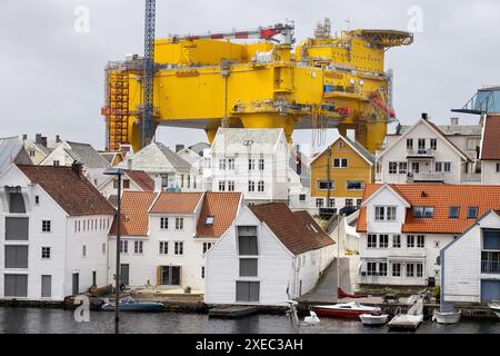 La piattaforma del convertitore offshore Dolwin Epsilon raffigurata a Haugesund, Norvegia, dove la struttura oscura le case. La piattaforma è lunga 82 metri, Foto Stock
