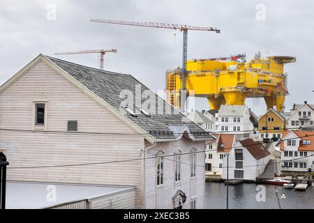 La piattaforma del convertitore offshore Dolwin Epsilon raffigurata a Haugesund, Norvegia, dove la struttura oscura le case. La piattaforma è lunga 82 metri, Foto Stock