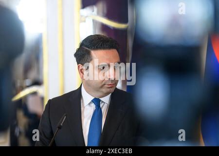 RIGA, LETTONIA. 26 giugno 2024. Alen Simonyan, presidente dell'Assemblea nazionale della Repubblica d'Armenia e Daiga Mierina, presidente del Parlamento lettone, durante il briefing stampa. Foto Stock