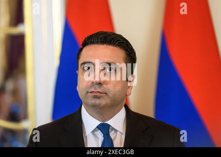 RIGA, LETTONIA. 26 giugno 2024. Alen Simonyan, presidente dell'Assemblea nazionale della Repubblica d'Armenia e Daiga Mierina, presidente del Parlamento lettone, durante il briefing stampa. Foto Stock