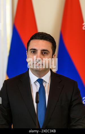 RIGA, LETTONIA. 26 giugno 2024. Alen Simonyan, presidente dell'Assemblea nazionale della Repubblica d'Armenia e Daiga Mierina, presidente del Parlamento lettone, durante il briefing stampa. Foto Stock