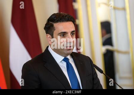 RIGA, LETTONIA. 26 giugno 2024. Alen Simonyan, presidente dell'Assemblea nazionale della Repubblica d'Armenia e Daiga Mierina, presidente del Parlamento lettone, durante il briefing stampa. Foto Stock